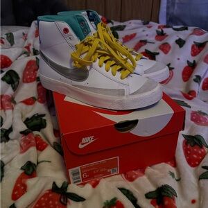 NIKE BLAZER MID ‘77 SIZE 6
